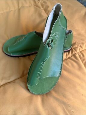 Women’s Green Leather Slip-On Sandals size 7 NWOB
